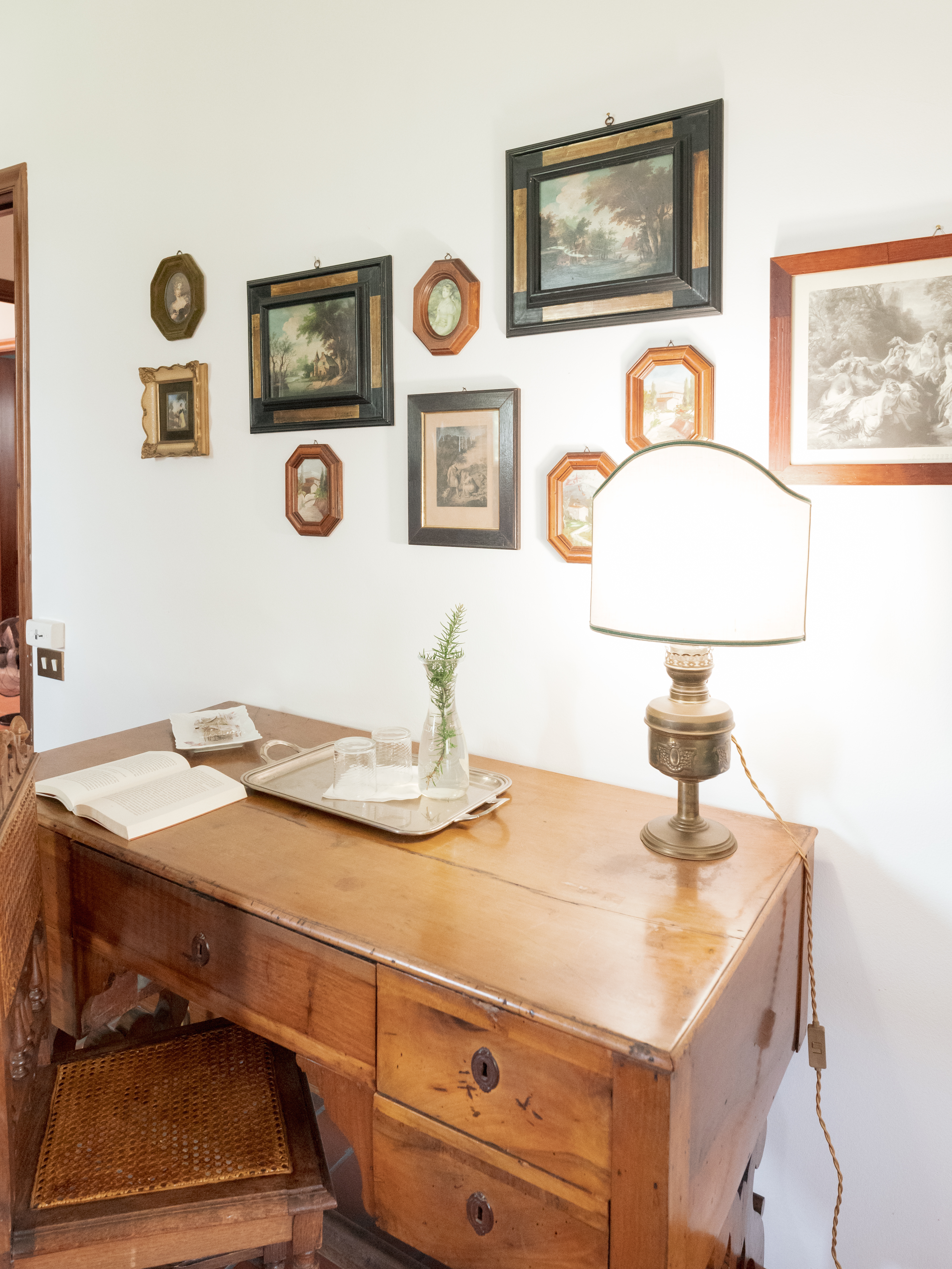 Camera Romantica di Villa Milone — La parete di quadri