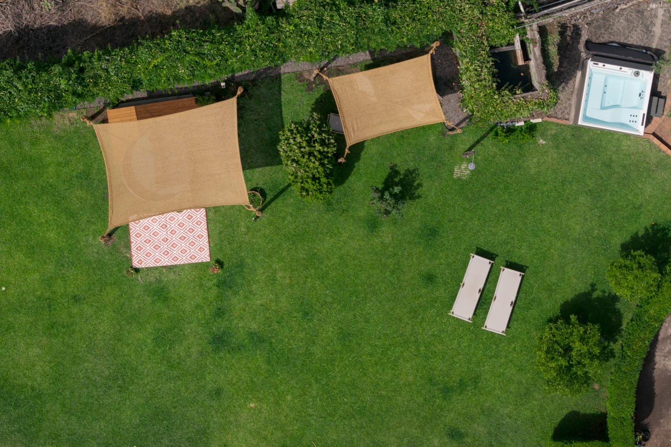 Veduta aerea del giardino di Villa Milone con jacuzzi e zone d'ombra
